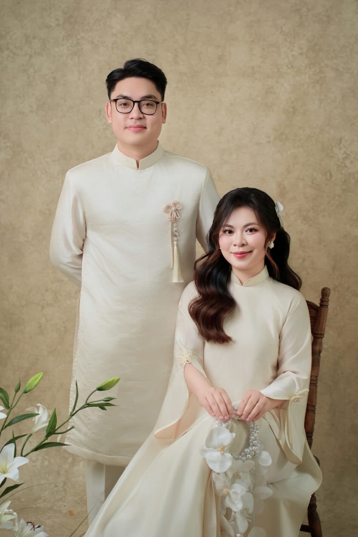 Cặp đôi trong trang phục áo dài truyền thống