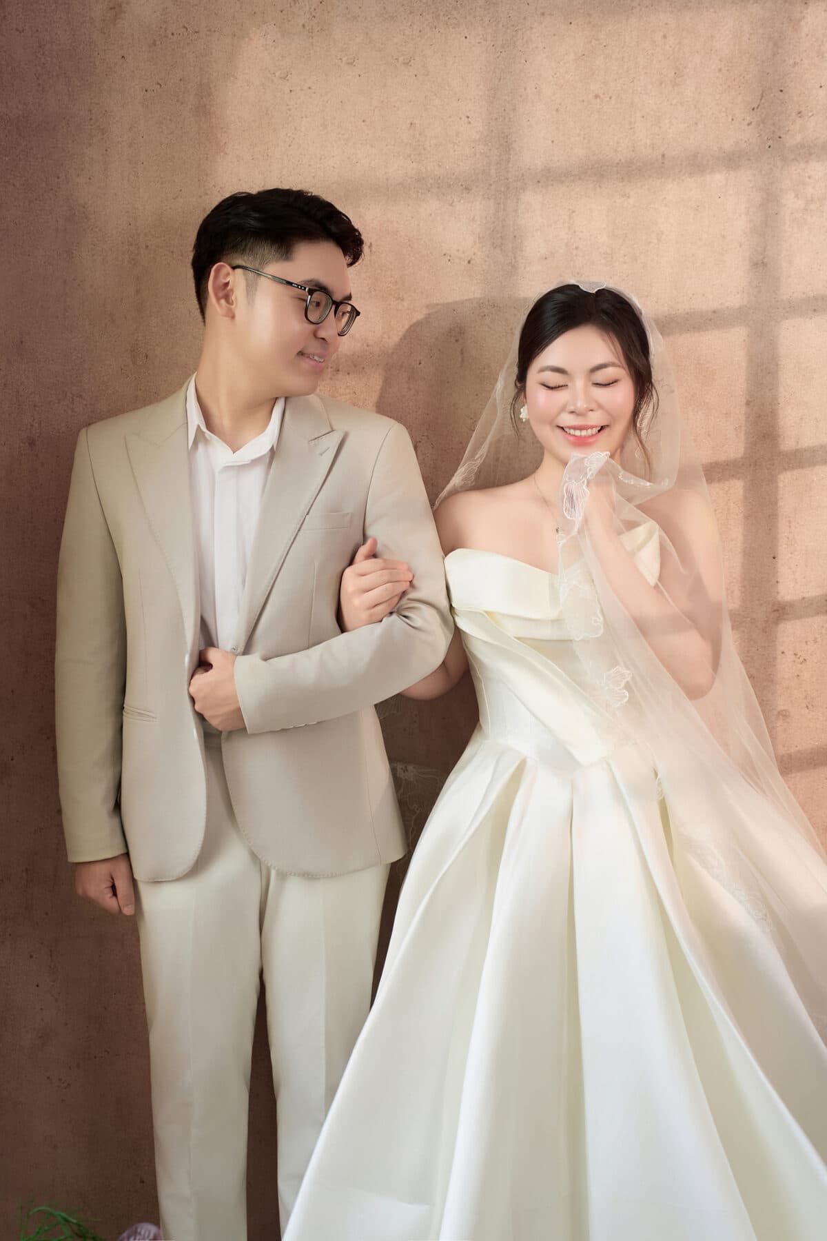 Cặp đôi phong cách editorial tông ấm